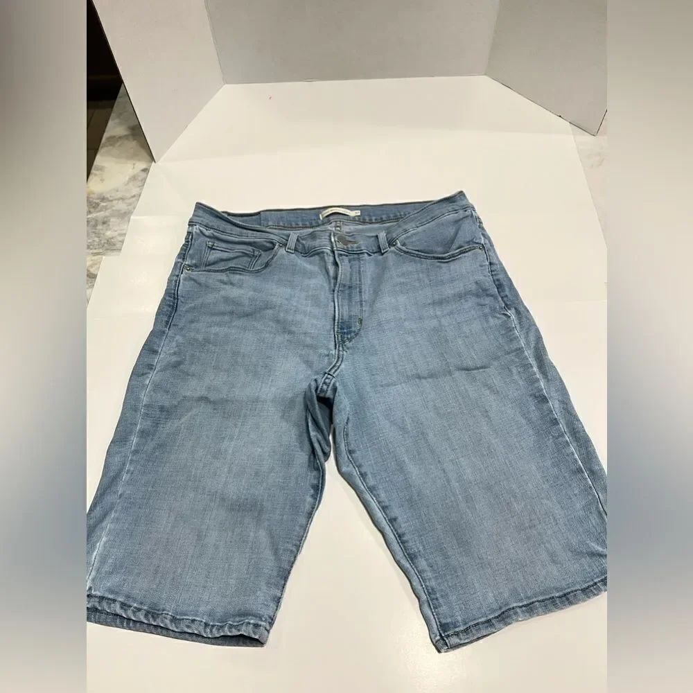 Levi’s Classic Bermuda Shorts Size 33 Light Blue